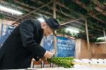 די ארבע מינים שוק אין מאסקווע'ס מארינע ראשע געגנט, ווירבלט מיט הונדערטער קליענטן, סוחרים און באזוכער, אן אומגלויבליכע ערשיינונג אין א לאנד מיט א בלוטיגע פארגאנגענהייט. 