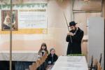 די ארבע מינים שוק אין מאסקווע'ס מארינע ראשע געגנט, ווירבלט מיט הונדערטער קליענטן, סוחרים און באזוכער, אן אומגלויבליכע ערשיינונג אין א לאנד מיט א בלוטיגע פארגאנגענהייט. 