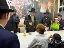 די ארבע מינים שוק אין מאסקווע'ס מארינע ראשע געגנט, ווירבלט מיט הונדערטער קליענטן, סוחרים און באזוכער, אן אומגלויבליכע ערשיינונג אין א לאנד מיט א בלוטיגע פארגאנגענהייט. 