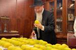 די ארבע מינים שוק אין מאסקווע'ס מארינע ראשע געגנט, ווירבלט מיט הונדערטער קליענטן, סוחרים און באזוכער, אן אומגלויבליכע ערשיינונג אין א לאנד מיט א בלוטיגע פארגאנגענהייט. 