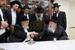 הגאון רבי מאיר צבי בערגמאן שליט"א אויף א באזוך ביים גערער רבי'ן שליט"א נאך סוכות