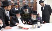 הגאון רבי מאיר צבי בערגמאן שליט"א אויף א באזוך ביים גערער רבי'ן שליט"א נאך סוכות