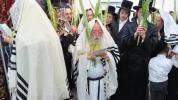 יו"ט סוכות געפראוועט דורך המשפיע הגה"צ רבי יצחק משה ערלאנגער שליט"א צוזאמען מיט זיין קהילה אין שטאט אשדוד יצ"ו