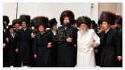 Main image for בא השמש בצהרים: כראנאלאגישע איבערזוכט פון דער לעבנס ביאגראפיע פון כ"ק אדמו"ר מדזירקא זצ"ל שטייענדיג אין די ימי השבעה