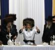 כ"ק אדמו"ר מסקולען שליט"א פון לעיקוואד ווערט געזעהן אין פייערדיגע ריקודין בעת די שמחת בית השואיבה ליל אושפיזא דמשה