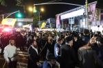 עד עלות השחר: צענדליגע טויזענטער אידן פרייען זיך בשמחת החג ביים צענטראלע שמחת בית השואבה אויף דער גאסן פון קרוינהייט'ס פארנט פון דער צענטראלע חב"ד הויפטקווארטיר