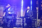 עד עלות השחר: צענדליגע טויזענטער אידן פרייען זיך בשמחת החג ביים צענטראלע שמחת בית השואבה אויף דער גאסן פון קרוינהייט'ס פארנט פון דער צענטראלע חב"ד הויפטקווארטיר