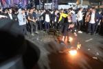 עד עלות השחר: צענדליגע טויזענטער אידן פרייען זיך בשמחת החג ביים צענטראלע שמחת בית השואבה אויף דער גאסן פון קרוינהייט'ס פארנט פון דער צענטראלע חב"ד הויפטקווארטיר