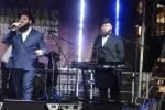 עד עלות השחר: צענדליגע טויזענטער אידן פרייען זיך בשמחת החג ביים צענטראלע שמחת בית השואבה אויף דער גאסן פון קרוינהייט'ס פארנט פון דער צענטראלע חב"ד הויפטקווארטיר