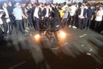 עד עלות השחר: צענדליגע טויזענטער אידן פרייען זיך בשמחת החג ביים צענטראלע שמחת בית השואבה אויף דער גאסן פון קרוינהייט'ס פארנט פון דער צענטראלע חב"ד הויפטקווארטיר