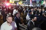 עד עלות השחר: צענדליגע טויזענטער אידן פרייען זיך בשמחת החג ביים צענטראלע שמחת בית השואבה אויף דער גאסן פון קרוינהייט'ס פארנט פון דער צענטראלע חב"ד הויפטקווארטיר