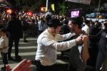 עד עלות השחר: צענדליגע טויזענטער אידן פרייען זיך בשמחת החג ביים צענטראלע שמחת בית השואבה אויף דער גאסן פון קרוינהייט'ס פארנט פון דער צענטראלע חב"ד הויפטקווארטיר