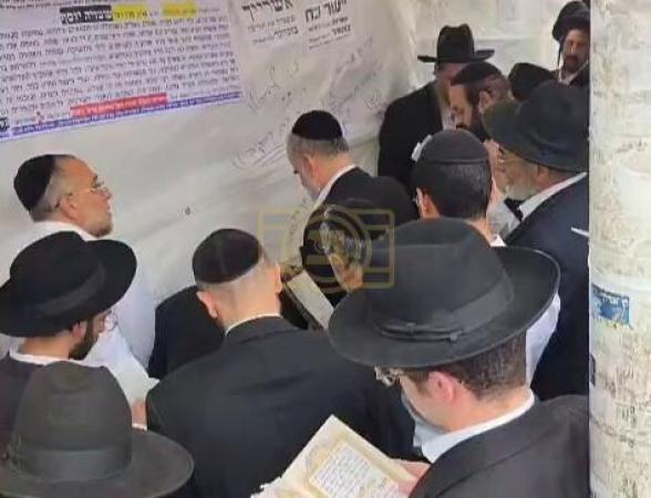 הגאון רבי משה צדקה שליט"א ביים מתפלל זיין ביים ציו