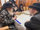 הנגד ר' יצחק ובנות ר' רפאל ראבינאוויטש האבן מנדב געווען א תנאים זאל בבית כ"ק אדמ"ר מסאטמאר שליט"א ווי אויך די איבערפרישונג פינעם רבינס הויז