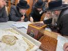 הנגד ר' יצחק ובנות ר' רפאל ראבינאוויטש האבן מנדב געווען א תנאים זאל בבית כ"ק אדמ"ר מסאטמאר שליט"א ווי אויך די איבערפרישונג פינעם רבינס הויז