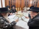 הנגד ר' יצחק ובנות ר' רפאל ראבינאוויטש האבן מנדב געווען א תנאים זאל בבית כ"ק אדמ"ר מסאטמאר שליט"א ווי אויך די איבערפרישונג פינעם רבינס הויז