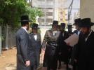 "יִרְאוּ עֵינֵינוּ וְיִשְׂמַח לִבֵּנוּ": אב"ד קרית וויזניץ בני ברק שליט"א באזוכט ביים נייעם בית המדרש