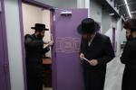קביעת מזוזה אינעם נייעם פרי 1 עי אפטיילונג פון בית אסתר סאטמאר מאנסי סניף אונגאר נדבת הרבני בנגיד ר' אהרן אונגאר שליט"א בראשות כ"ק מרן הגאב"ד שליט"א 