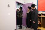קביעת מזוזה אינעם נייעם פרי 1 עי אפטיילונג פון בית אסתר סאטמאר מאנסי סניף אונגאר נדבת הרבני בנגיד ר' אהרן אונגאר שליט"א בראשות כ"ק מרן הגאב"ד שליט"א 