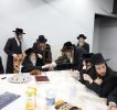 קביעת מזוזה אינעם נייעם פרי 1 עי אפטיילונג פון בית אסתר סאטמאר מאנסי סניף אונגאר נדבת הרבני בנגיד ר' אהרן אונגאר שליט"א בראשות כ"ק מרן הגאב"ד שליט"א 