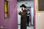 קביעת מזוזה אינעם נייעם פרי 1 עי אפטיילונג פון בית אסתר סאטמאר מאנסי סניף אונגאר נדבת הרבני בנגיד ר' אהרן אונגאר שליט"א בראשות כ"ק מרן הגאב"ד שליט"א 