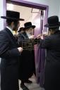 קביעת מזוזה אינעם נייעם פרי 1 עי אפטיילונג פון בית אסתר סאטמאר מאנסי סניף אונגאר נדבת הרבני בנגיד ר' אהרן אונגאר שליט"א בראשות כ"ק מרן הגאב"ד שליט"א 