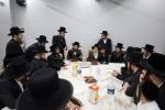 קביעת מזוזה אינעם נייעם פרי 1 עי אפטיילונג פון בית אסתר סאטמאר מאנסי סניף אונגאר נדבת הרבני בנגיד ר' אהרן אונגאר שליט"א בראשות כ"ק מרן הגאב"ד שליט"א 