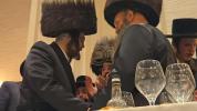 שמחת החתונה פאר אן אייניקל ביי כ"ק אדמו"ר ניקלשבורג בארא פארק שליט"א און כ"ק אדמו"ר מסטרעטין שליט"א