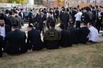 גרויסע מאסן קומען זיך צוזאמען צום חברותא טומל אין בית המדרש גבוה אין לעיקוואד