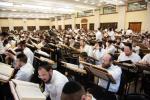 גרויסע מאסן קומען זיך צוזאמען צום חברותא טומל אין בית המדרש גבוה אין לעיקוואד