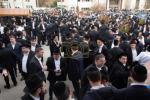 גרויסע מאסן קומען זיך צוזאמען צום חברותא טומל אין בית המדרש גבוה אין לעיקוואד
