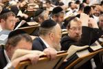 גרויסע מאסן קומען זיך צוזאמען צום חברותא טומל אין בית המדרש גבוה אין לעיקוואד