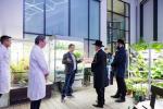 הרב בערל לאזאר שליט"א הויפט רב פון רוסלאנד באזוכט א מאסקווער טעכנאלאגיע אוניווערסיטעט: וואס שטעל פאר פארגעשריטענע טעכנאלאגיע צו וואקסן גרינצייג אן אינסעקטן