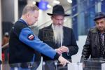 הרב בערל לאזאר שליט"א הויפט רב פון רוסלאנד באזוכט א מאסקווער טעכנאלאגיע אוניווערסיטעט: וואס שטעל פאר פארגעשריטענע טעכנאלאגיע צו וואקסן גרינצייג אן אינסעקטן