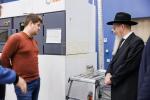 הרב בערל לאזאר שליט"א הויפט רב פון רוסלאנד באזוכט א מאסקווער טעכנאלאגיע אוניווערסיטעט: וואס שטעל פאר פארגעשריטענע טעכנאלאגיע צו וואקסן גרינצייג אן אינסעקטן