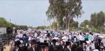 הונדערטער ברסלב'ע חדר קינדער האבן זיך פארזאמלט אינדרויסן פון מיליטערישע טורמע 10 צו פראטעסטירן די ארעסטן פון ישיבה בחורים