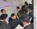 הגאון רבי משה צדקה שליט"א ביים מתפלל זיין ביים ציון פון מרן הגאון ר' עובדי' יוסף זצ"ל אין ירושלים