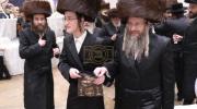 Main image for "עולם חסד יבנה": אבד"ק פשעווארסק וויליאמסבורג שליט"א זאמלט געלט פאר צדקת רבי מאיר בעל הנס ביי די חתונה פון בתו תחי'