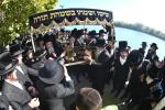 טויזנטער אידן קומען זיך צונויף אין פרעסבורג צום 187'סטן יארצייט פונעם חתם סופר זי"ע, באגלייט מיט א היסטארישע הכנסת ספר תורה