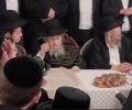   ביי א משפחה שמחה האט הגאון רבי דוב לאנדא שליט"א געבעטן דעם זינגער צו זינגען "אני מאמין", צוליב דער שווערער מצב אין ארץ ישראל.