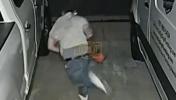 Main image for דורכגעפאלענע גניבה: א גנב קראכט אריין אין געפארקטע קארס ביים אנטלויפן אין וואקעוויל, קאליפארניע