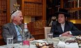 ברוס בלעיקמאן טרעפט זיך מיט וויליאמסבורגער קאמיונעטי פירער צו דורכרעדן דירות, ישיבות און זיכערהייט אין די געגנט אין שטוב פון ר' יואל לאנדא הי"ו 