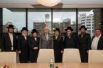 ברוס בלעיקמאן טרעפט זיך מיט וויליאמסבורגער קאמיונעטי פירער צו דורכרעדן דירות, ישיבות און זיכערהייט אין די געגנט אין שטוב פון ר' יואל לאנדא הי"ו 