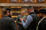 ברוס בלעיקמאן טרעפט זיך מיט וויליאמסבורגער קאמיונעטי פירער צו דורכרעדן דירות, ישיבות און זיכערהייט אין די געגנט אין שטוב פון ר' יואל לאנדא הי"ו 