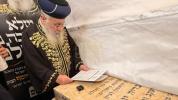 הגאון ר' יצחק יוסף שליט"א באזוכט דעם ציון פון אביו מרן הגר"ע יוסף זצ"ל ערב דעם 13טן יארצייט