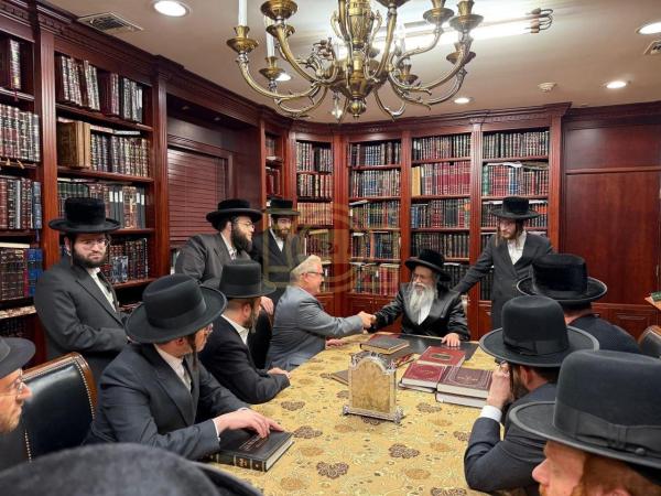 סטעיט סענטאר בילל וועבער אויף א באזוך כ"ק גאב"ד סא