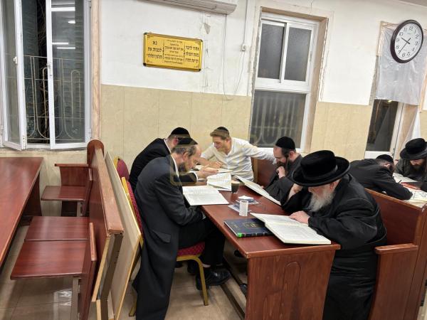 כ"ק אדמו"ר מסאסוב שליט"א ביים לערנען אין בית המדרש