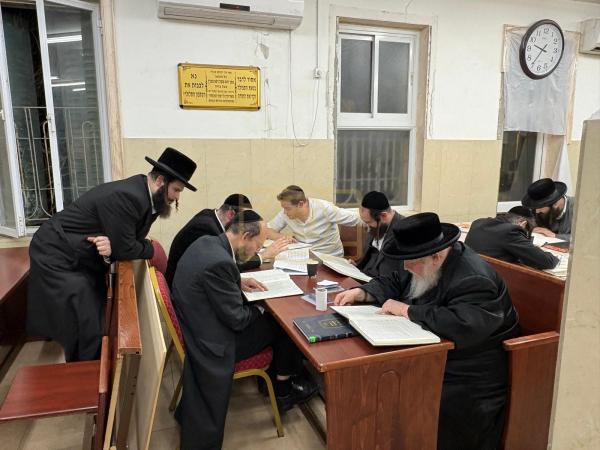 כ"ק אדמו"ר מסאסוב שליט"א ביים לערנען אין בית המדרש