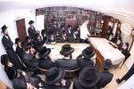 מעמד הנחלת דרכי ההוראה ע"י כ"ק הגאון רבי משה  שטערנבוך שליט"א פאר  די צענדליגער נייע אַברכים וואָס האָבן זיך אָנגעשלאָסן אין דעם כולל &bdquo;תּשובֿות והנהגות&ldquo; פֿאַרן נייעם זמן