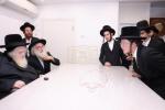 מעמד הנחלת דרכי ההוראה ע"י כ"ק הגאון רבי משה  שטערנבוך שליט"א פאר  די צענדליגער נייע אַברכים וואָס האָבן זיך אָנגעשלאָסן אין דעם כולל &bdquo;תּשובֿות והנהגות&ldquo; פֿאַרן נייעם זמן
